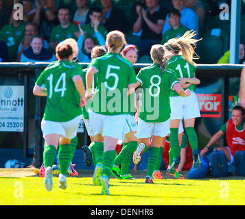 22.09.2013 Bray, Irlanda. La squadra irlandese di celebrare il gol segnato da Julie Ann Russell (Rep di Irlanda) durante il FIFA Coppa del Mondo Femminile partita di qualificazione tra Rep di Irlanda e la Slovacchia da Carlisle motivi. Foto Stock