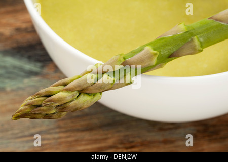 Una ciotola di crema di asparagi zuppa di asparagi verdi lancia Foto Stock