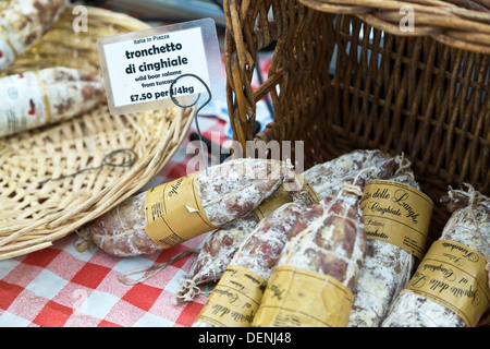 Il tronchetto di Cinghiale cinghiale salame dalla Toscana in vendita presso il Festival Italiano 21 sept 2013, Peterborough, Inghilterra Foto Stock