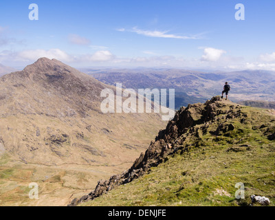 Uomo con vista di Y Lliwedd attraverso CWM Llan da Mount Snowdon Allt Maenderyn o South Ridge in Snowdonia National Park Galles del Nord Gran Bretagna Foto Stock