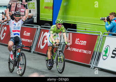 Londra, Regno Unito. Il 22 settembre, 2013. Sir Bradley Wiggins e il Team Sky Procycling, vince il Tour della Gran Bretagna, mentre Mark Cavendish, di Omega Pharma-Quick-passo, vince la tappa finale in volata. Qui, il missile Manx celebra attraversamento della linea. Whitehall, London, Regno Unito 22 set 2013. Credito: Guy Bell/Alamy Live News Foto Stock