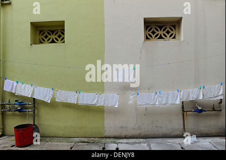 Tè Bianco asciugamani appeso a una fune linea di lavaggio. Foto Stock