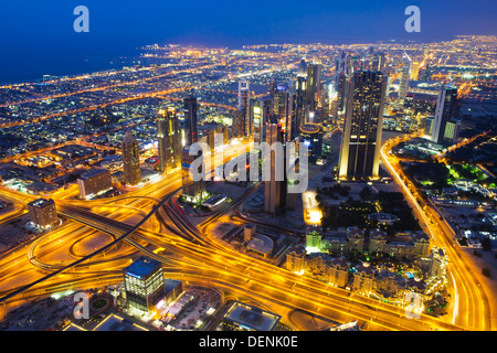Dubai centro finanziario al tramonto visto dalla parte superiore del Burj Khalifa a Dubai, EAU. Foto Stock