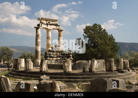 Tholos presso il santuario di Atena Pronaia presso il sito archeologico di Delfi, Grecia. Foto Stock