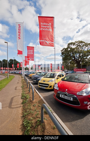 Automobili per la vendita sul piazzale antistante al retail park Foto Stock