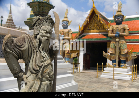 Statue. phra mondop libreria. il Wat Phra Kaew, o il Tempio del Buddha di smeraldo. Grand Palace. bangkok, Thailandia, in Asia. Foto Stock