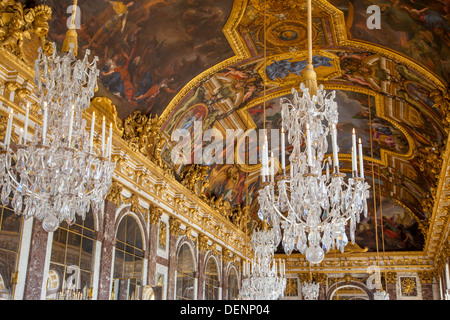 Soffitto e lampadari (Lustre) nella Sala degli Specchi, Chateau de Versailles, Francia Foto Stock