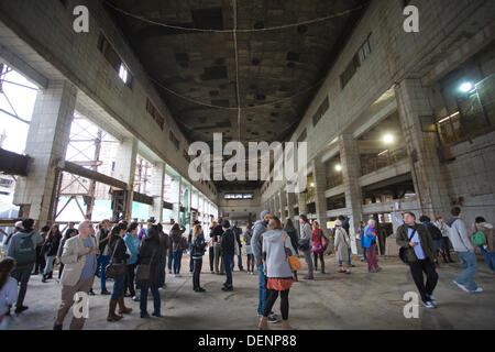 Battersea Power Station di Londra, Inghilterra, Regno Unito. 22.09.2013 Battersea Power Station prenderanno parte a Londra Open House questo fine settimana, tra le 11.00 e le 16.00 ogni giorno. I visitatori saranno in grado di seguire un itinerario a piedi attorno al sito, a partire dal 2.5 acri di Pop Up Park sul fiume prima che conduce attraverso di ciò che rimane del vasto caldaia centrale Casa e infine uscire attraverso la cavernosa anni cinquanta Turbine Hall B sul fianco orientale dell'edificio. Questa è la prima volta Battersea Power Station ha preso parte a Londra Open House . Credito: Jeff Gilbert/Alamy Live News Foto Stock