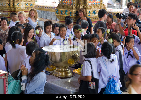 I credenti al di fuori del ubosoth. il Wat Phra Kaew, o il Tempio del Buddha di smeraldo. Grand Palace. bangkok, Thailandia, in Asia. Foto Stock