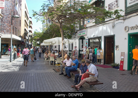 Via dello shopping Lione e Castillo ad Arrecife, la capitale di Lanzarote, Isole Canarie Foto Stock