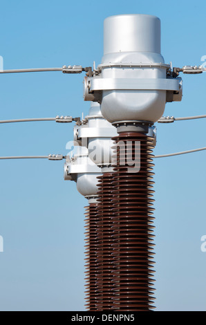 Forefront degli elementi di una sottostazione elettrica Foto Stock