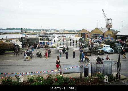 Chatham, Regno Unito. Xxi Sep, 2013. Saluto alla 40's - Gran Bretagna 1940 Home evento anteriore al Historic Dockyard Chatham. Vista dei militari americani vehiicles, un piano di Spitfire, magazzini, banchine e le persone che frequentano l'evento. Credito: Tony Farrugia/Alamy Live News Foto Stock