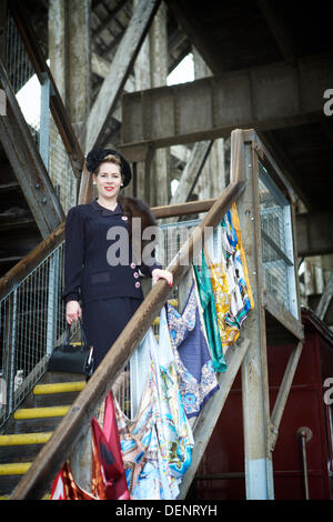 Chatham, Regno Unito. Xxi Sep, 2013. Saluto alla 40's - Gran Bretagna 1940 Home evento anteriore al Historic Dockyard Chatham. Una Donna vestita di 1940's fashion-style con hat, sacchetto ed europeo la pelliccia di volpe wrap / stola. Foto Stock