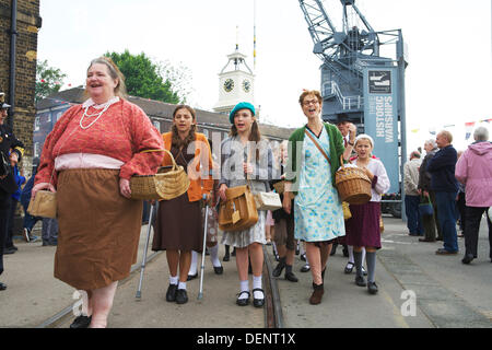 Chatham, Regno Unito. Xxi Sep, 2013. Saluto alla 40's - Gran Bretagna 1940 Home evento anteriore al Historic Dockyard Chatham. I bambini vestiti in quaranta abiti evacuate per il paese. Credito: Tony Farrugia/Alamy Live News Foto Stock