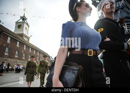 Chatham, Regno Unito. Xxi Sep, 2013. Saluto alla 40's - Gran Bretagna 1940 Home evento anteriore al Historic Dockyard Chatham. Sfilata di moda vintage per quelli in 1940's costumi. Credito: Tony Farrugia/Alamy Live News Foto Stock