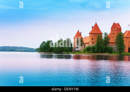 Lago di Galve e Trakai mura del castello famoso luogo in Lituania Foto Stock