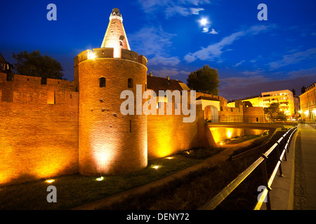 Barbican mura di fortificazione a Varsavia, capitale della Polonia Foto Stock