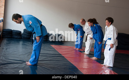 Si inchinano al termine di una lezione di judo a Bogotà, Colombia Foto Stock