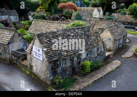 Uno storico modello in miniatura del villaggio scalata in Bourton-on-the-acqua in Cotswolds nella campagna inglese. Foto Stock