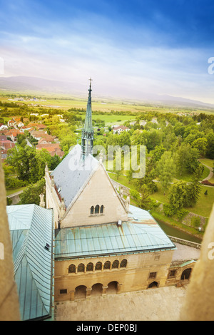 Chiesa nella parte interna del castello di Bojnice in Slovacchia, vista dall'alto sulla città Foto Stock