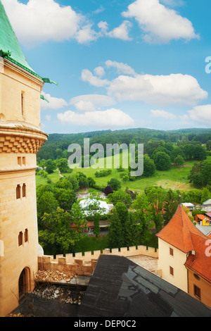 Visualizzare fro castello di Bojnice torre in Slovacchia e delle vicine colline Foto Stock