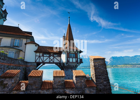 Oberhofen Svizzera vista sulla torre in acqua dalle forti mura Foto Stock