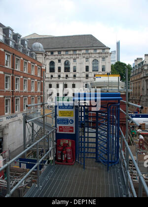 Londra, Regno Unito. Il 22 settembre, 2013. Crossrail apre Moorgate e Liverpool Street Station postazioni per aprire casa weekend domenica 22 settembre 2013. Crossrail, dovrebbe essere completato nel 2018, è un complesso di progetti di infrastrutture ferroviarie in modo prevalentemente nella zona centrale di Londra ed è diventato più grande di tutta Europa Progetto di costruzione. Credito: P.D. Amedzro/Alamy Live News Foto Stock