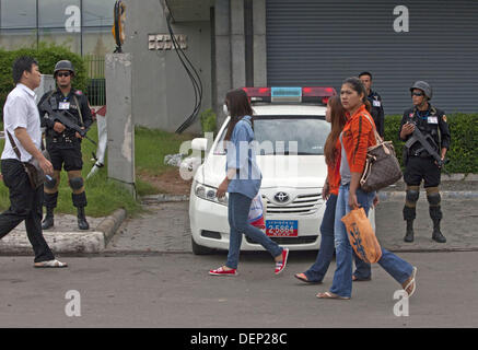 Sett. 22, 2013 - Phnom Penh Phnom Penh Cambogia - armati con armi automatiche gruppi di polizia e delle forze di sicurezza il controllo della città di strade e di libertà Park durante il post-elettorale in apertura del parlamento. Nonostante le proteste di massa, accuse di brogli elezioni, il lungo-pregiudiziale Primo ministro cambogiano Hun Sen resta saldamente al comando. (Credito Immagine: © Gary Dwight Miller/ZUMAPRESS.com) Foto Stock