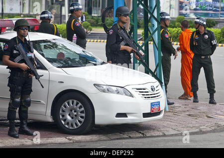 Sett. 22, 2013 - Phnom Penh Phnom Penh Cambogia - armati con armi automatiche gruppi di polizia e delle forze di sicurezza il controllo della città di strade e di libertà Park durante il post-elettorale in apertura del parlamento. Nonostante le proteste di massa, accuse di brogli elezioni, il lungo-pregiudiziale Primo ministro cambogiano Hun Sen resta saldamente al comando. (Credito Immagine: © Gary Dwight Miller/ZUMAPRESS.com) Foto Stock