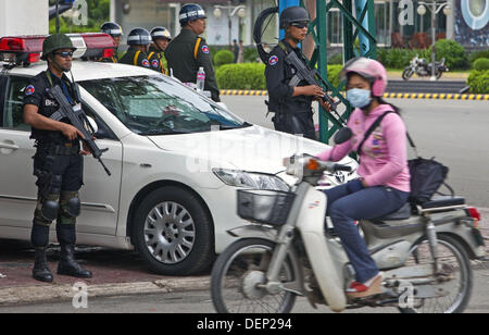 Sett. 22, 2013 - Phnom Penh Phnom Penh Cambogia - armati con armi automatiche gruppi di polizia e delle forze di sicurezza il controllo della città di strade e di libertà Park durante il post-elettorale in apertura del parlamento. Nonostante le proteste di massa, accuse di brogli elezioni, il lungo-pregiudiziale Primo ministro cambogiano Hun Sen resta saldamente al comando. (Credito Immagine: © Gary Dwight Miller/ZUMAPRESS.com) Foto Stock