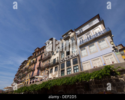 Cais da Ribeira waterfront case, Porto, Portogallo, Europa Foto Stock