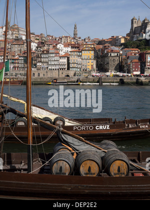 Rabelo barche tradizionalmente utilizzati per il trasporto di vino di porto sul fiume Douro, Porto, Portogallo, Europa Foto Stock