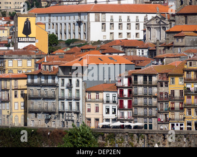 Cais da Ribeira waterfront case, Porto, Portogallo, Europa Foto Stock