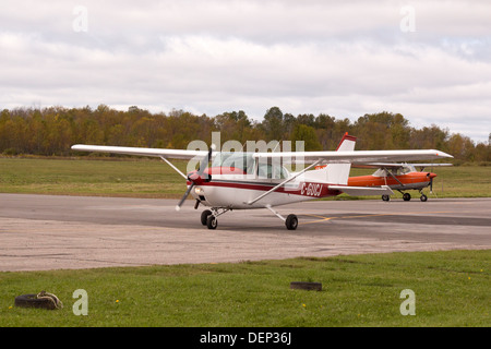Piccolo aereo su asfalto a Kawartha Lakes Aeroporto Foto Stock