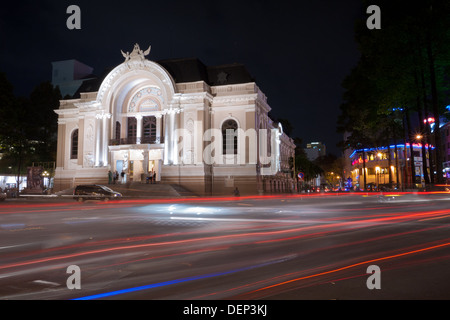 Il Saigon Opera House, (a.k.a. il Teatro Comunale di Ho Chi Minh City), di notte nella città di Ho Chi Minh (Saigon), Vietnam. Foto Stock