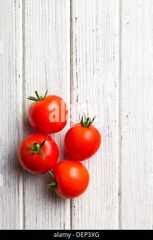 Vista dall'alto di pomodori rossi sul tavolo di legno Foto Stock