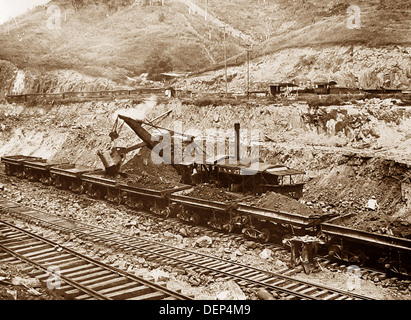 La costruzione del Canale di Panama - pala di vapore carico di un treno - inizio novecento Foto Stock