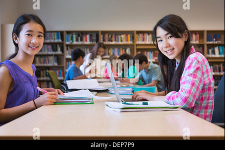 Gli studenti che lavorano insieme in biblioteca Foto Stock