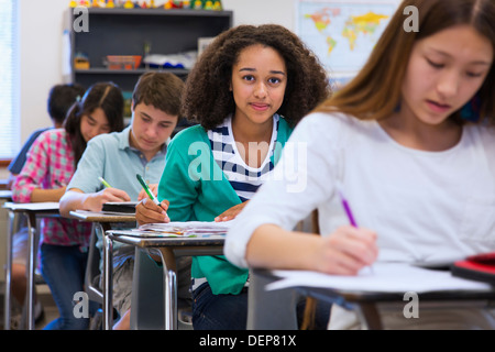 Agli studenti di prendere appunti in classe Foto Stock