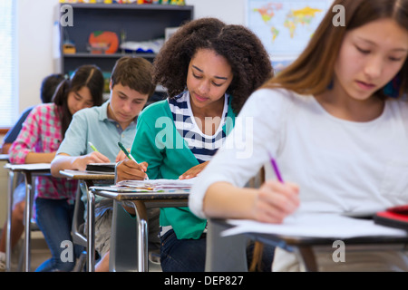 Agli studenti di prendere appunti in classe Foto Stock