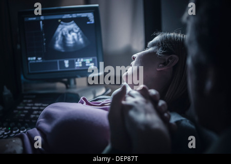 Incinta giovane avente sonogram Foto Stock