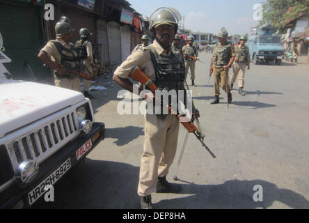 Srinagar Kashmir, India. 23 sett, 2013. Indiano ufficiali paramilitari guardia vicino al sito in cui due soldati della centrale di sicurezza industriale forza (CISF) sono state riprese a distanza ravvicinata in Iqbal area Parco di Srinagar la capitale estiva del Kashmir indiano. Uno CISF jawan ha sparato e ucciso gli altri feriti quando i militanti sparato su di loro in Srinagar il lunedì, Jammu e Kashmir polizia ha detto. Un'operazione di ricerca è in corso per via militanti che hanno aperto il fuoco sul jawans vicino al parco Iqbal area della città. Foto Stock