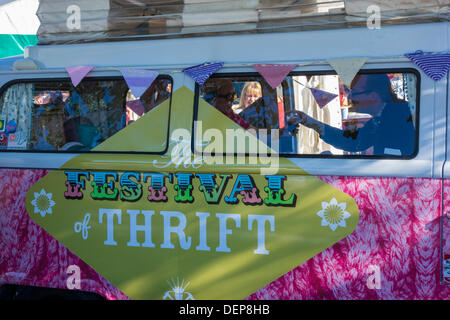 VW Camper usati come ristorante presso il primo festival nazionale di parsimonia a Lingfield punto, Darlington. Foto Stock