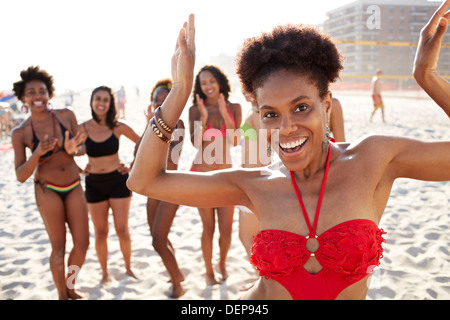 Donna sorridente insieme sulla spiaggia Foto Stock