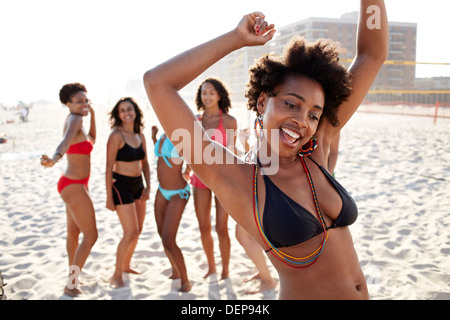 Woman Dancing sulla spiaggia Foto Stock