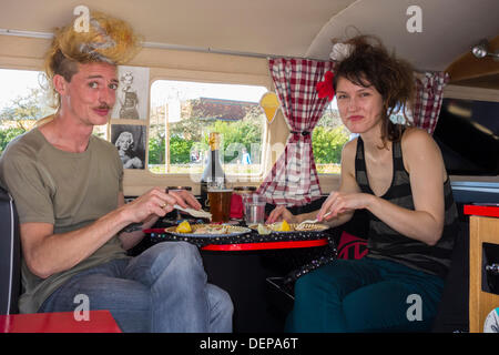 VW Camper usati come ristorante presso il primo festival nazionale di parsimonia a Lingfield punto, Darlington. Foto Stock
