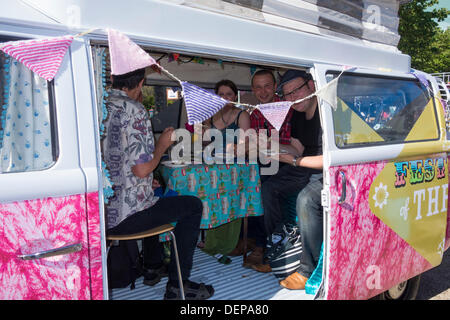 VW Camper usati come ristorante presso il primo festival nazionale di parsimonia a Lingfield punto, Darlington. Foto Stock