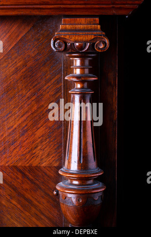 In legno intagliato decorazione di un vecchio pianoforte tedesco Foto Stock