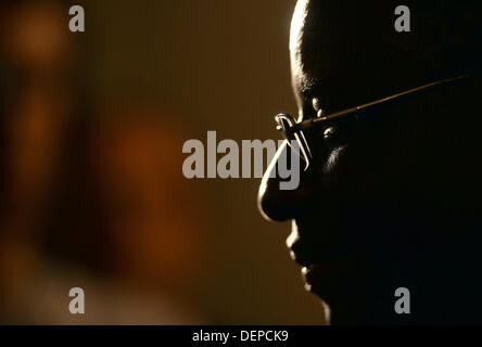 Halle, Germania. Il 22 settembre, 2013. SPD candidato Karamba Diaby, che è nato in Senegal, risponde alle domande dei giornalisti sui risultati del 2013 tedesco elezioni federali in un ristorante a Halle, Germania, 22 settembre 2013. SPD Diaby candidato sarà il primo in Africa-nato deputato al Bundestag tedesco. Foto: HENDRIK SCHMIDT/dpa/Alamy Live News Foto Stock