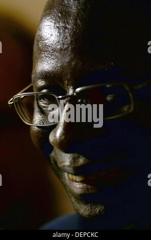 Halle, Germania. Il 22 settembre, 2013. SPD candidato Karamba Diaby, che è nato in Senegal, risponde alle domande dei giornalisti sui risultati del 2013 tedesco elezioni federali in un ristorante a Halle, Germania, 22 settembre 2013. SPD Diaby candidato sarà il primo in Africa-nato deputato al Bundestag tedesco. Foto: HENDRIK SCHMIDT/dpa/Alamy Live News Foto Stock